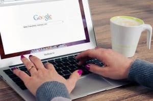 utilisateur en train de taper une requete Google